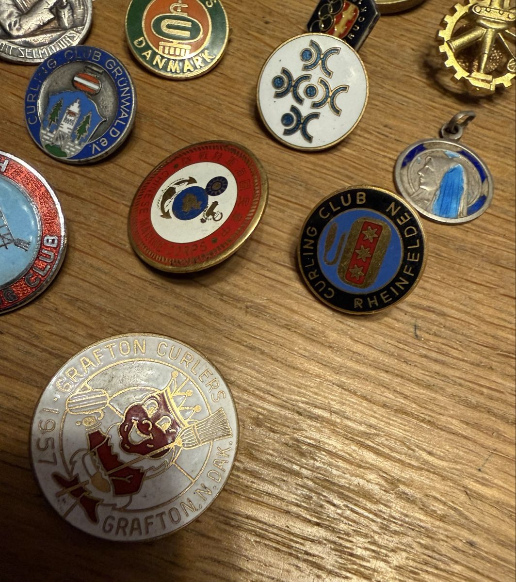 Placchette & Badge: Lot Pin Broschen Anhänger Abzeichen – Usato da Goldach venduto da Donpancho 6