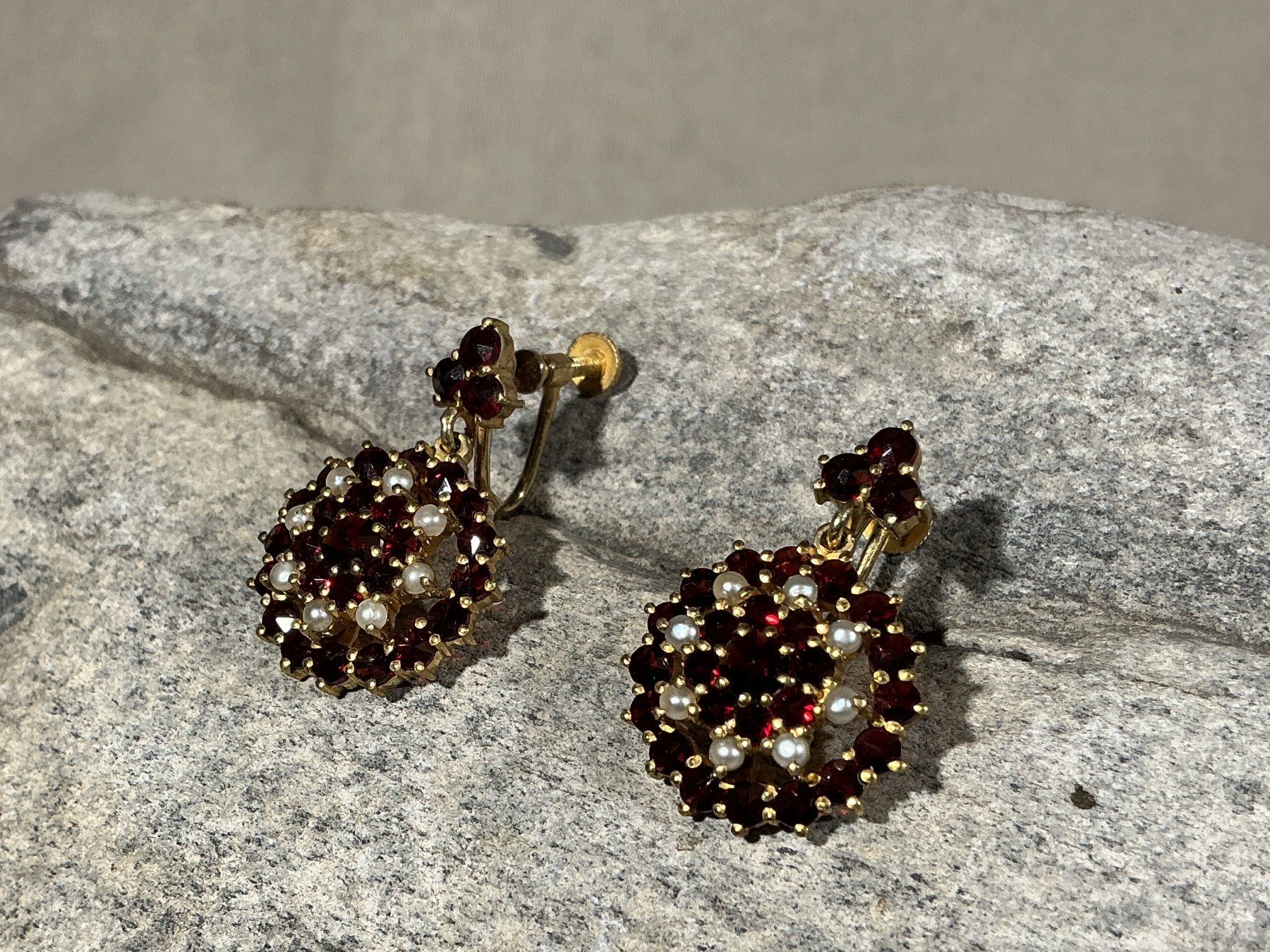 Orecchini pendenti & Orecchini a lobo: BÖHMISCHER GRANATSCHMUCK Ohrclip mit Perlen – Nuovo (secondo la descrizione) da Richterswil venduto da Restwert_Richterswil