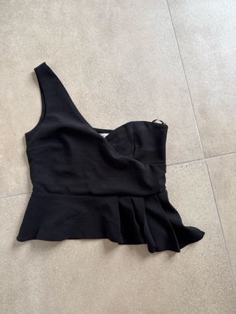 Chic Black One-Shoulder Top - Perfect for Summer!☀️