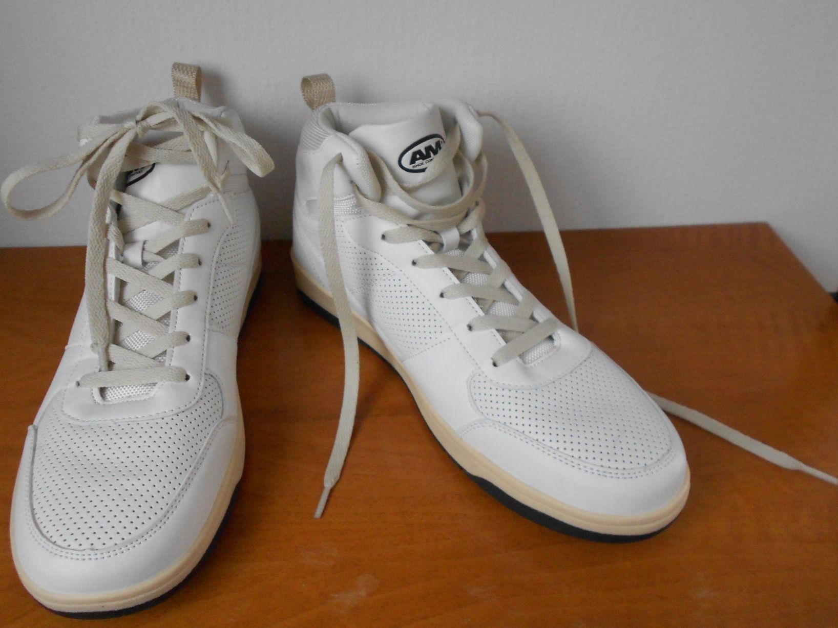 Scarpe da uomo: Neue weisse Herren Sneaker Gr. 42 – Nuovo (secondo la descrizione) da Zollikofen venduto da Flavabana 2