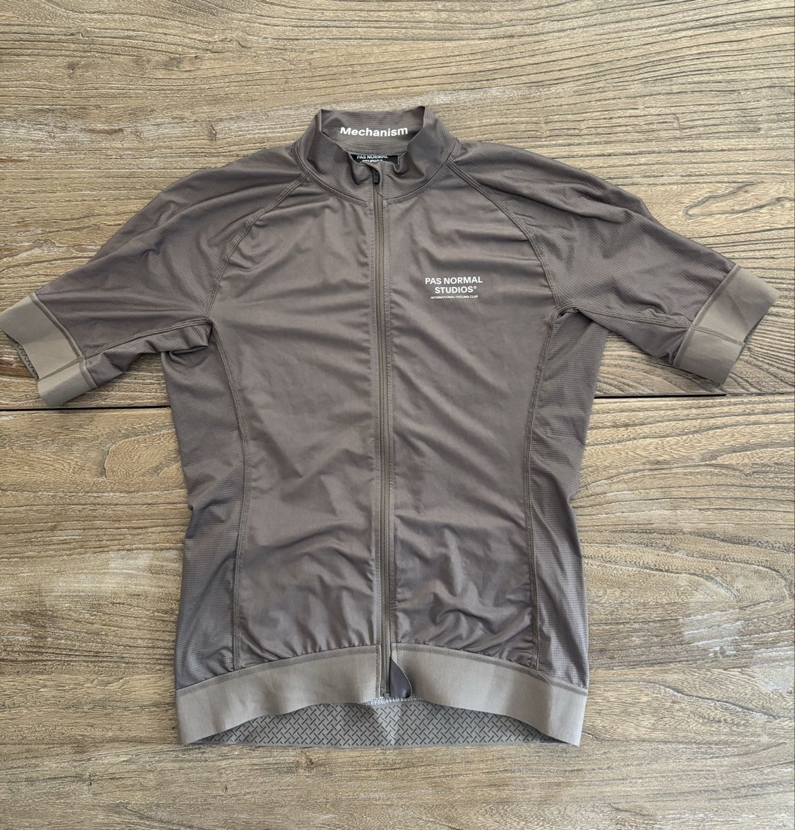 Pas Normal Studios Leibchen & Hosen: Maillot vélo Pas Normal Studios manche courte taille L  – Gebraucht aus Auvernier von ale_fb6n