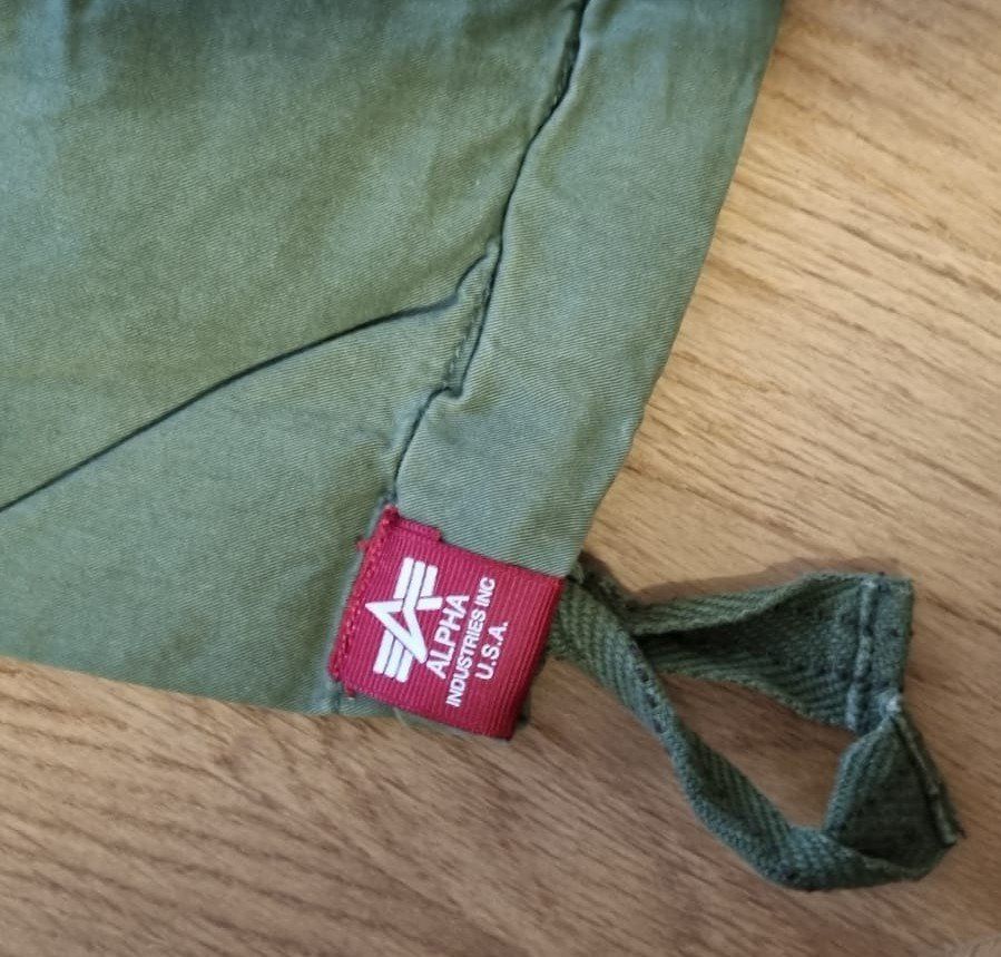 Alpha Industries Pantaloni: Shorts cargo vert kaki Alpha Industries, taille 33 – Usato da Etoy venduto da lucasinlive 2