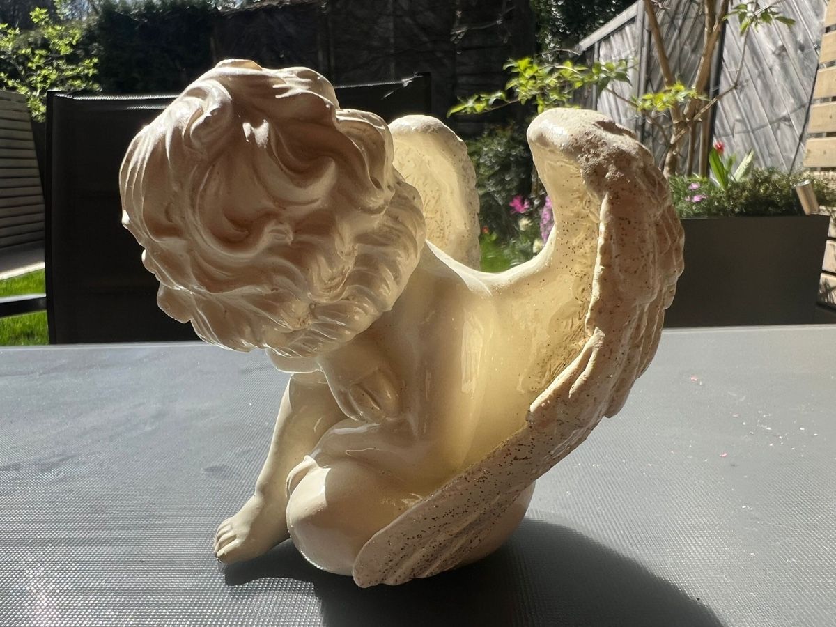 Figuren: Sitzender Engel – Gebraucht aus Egg b. Zürich von Brocki_Insel_Egg 2
