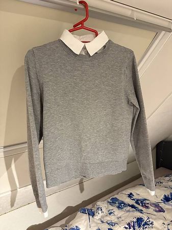 Grauer Pullover