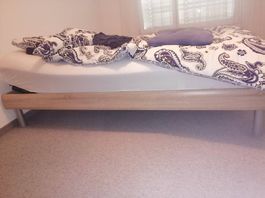 Schönes Bett mit Matratze 120 x 200cm
