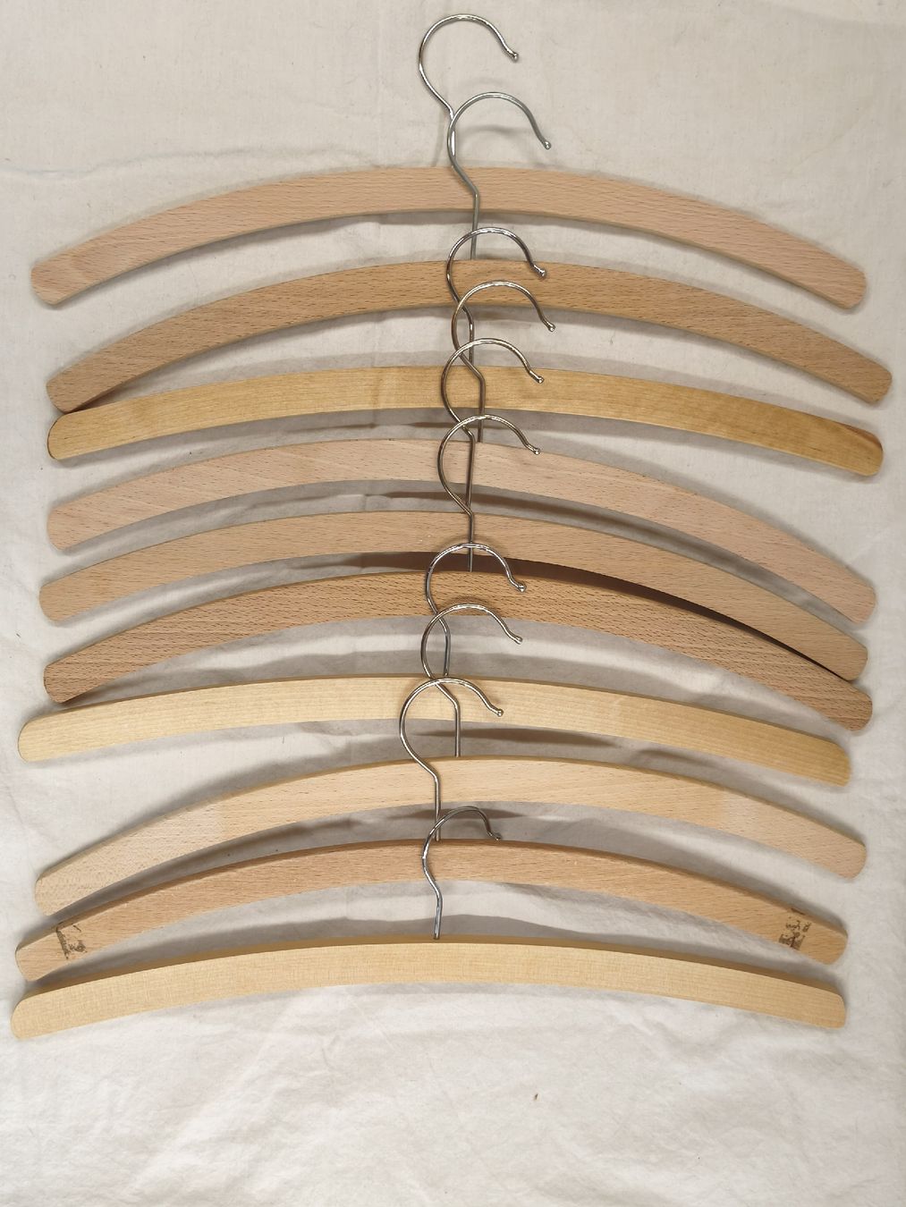 Appendiabiti: 10er Set Kleiderbügel Holz – Usato da Emmetten venduto da SecondhandSiska