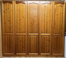 Fünftüriger Kleiderschrank aus Holz