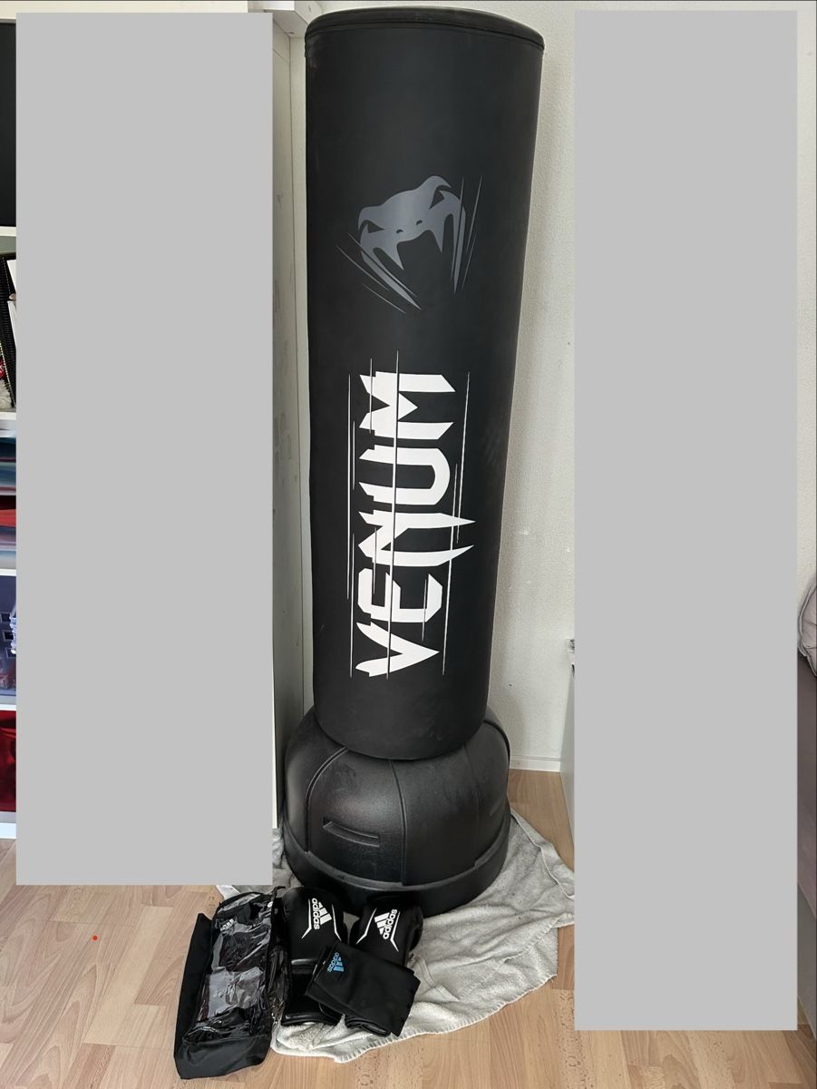 Venum Sacchi da boxe: Boxsack Venum mit Handschuhen Adidas – Nuovo (secondo la descrizione) da Wettingen venduto da joe_6ylf