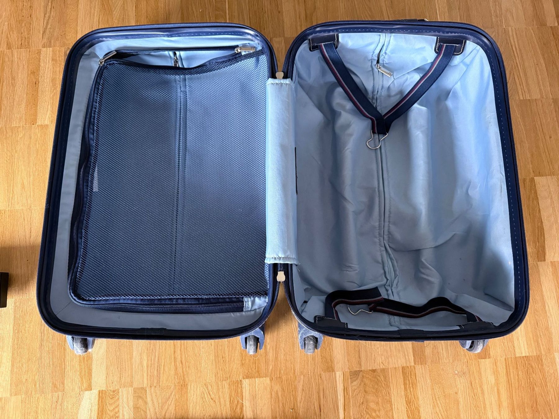 Valigie: Trolley Tommy Hilfiger dunkelblau mit Rollen gebraucht – Usato da Riehen venduto da Verkaufen21 3
