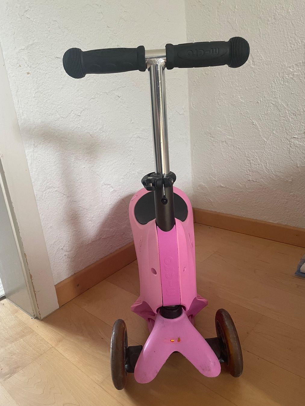Fahrzeuge für Kinder: Micro Mini2go Deluxe Rouge Rosa Pink Trotti – Gebraucht aus Hombrechtikon von sarmatka