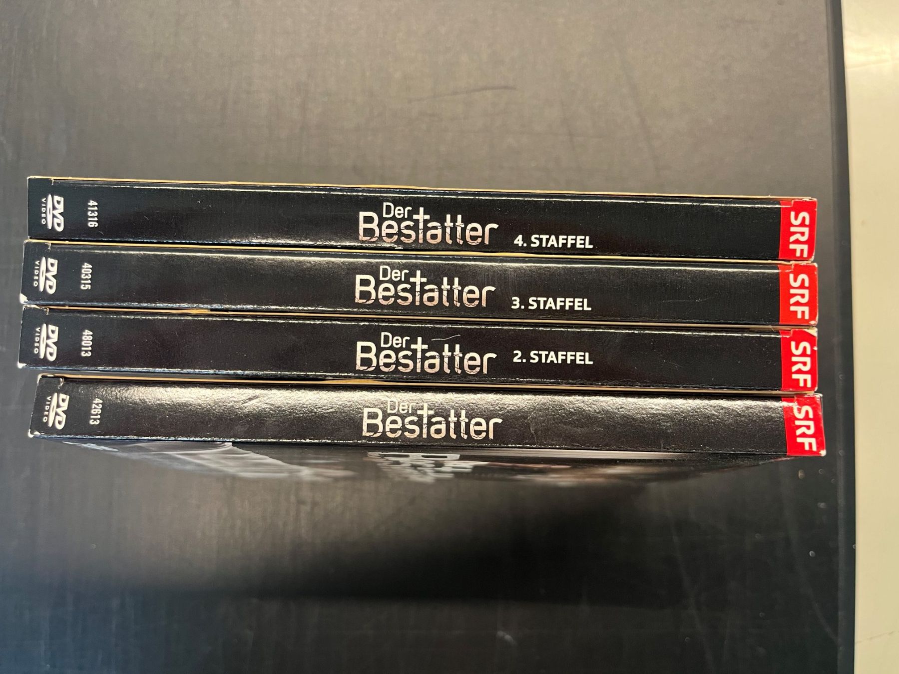 Tutti i DVDs: DVD Staffeln der Bestatter 1 bis 4 – Usato da Basel venduto da andipfandi 1
