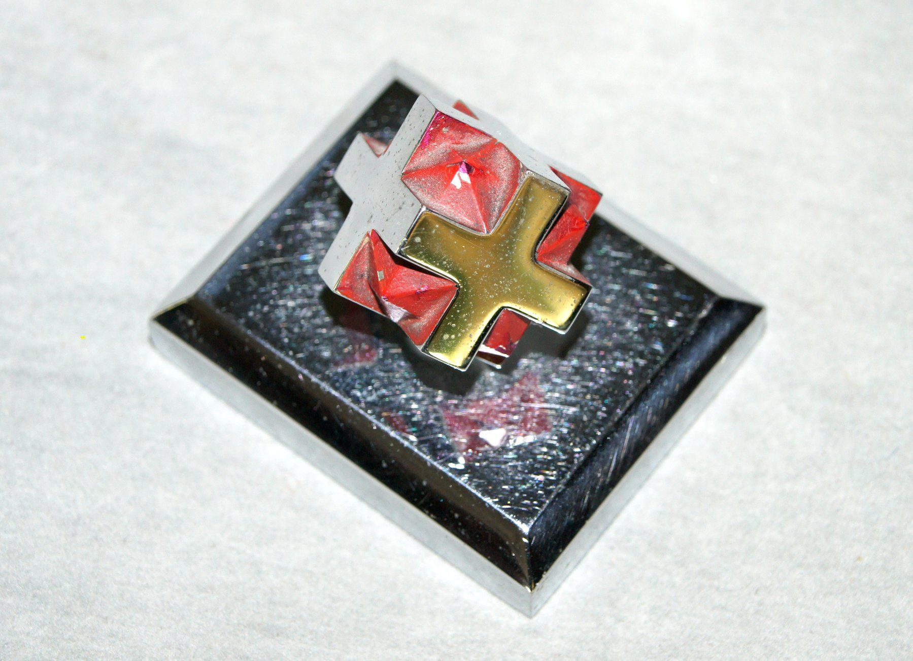 Tutte le decorazioni: Antikes Papiergewicht mit 3-dimensionalem Schweizerkreuz  Ca – Usato da Geroldswil venduto da ARTEFACTO 3