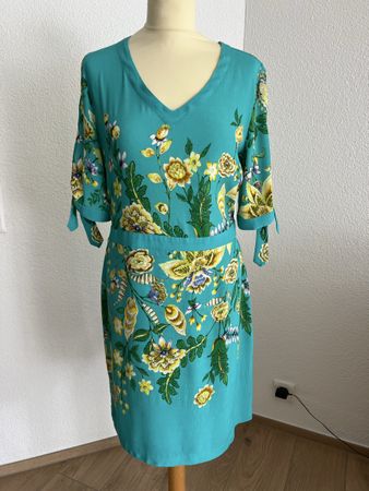 Kleid floral Grösse 40 sehr guter Zustand