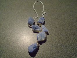 Kette silberfarbig / Anhänger Stein blau/weiss
