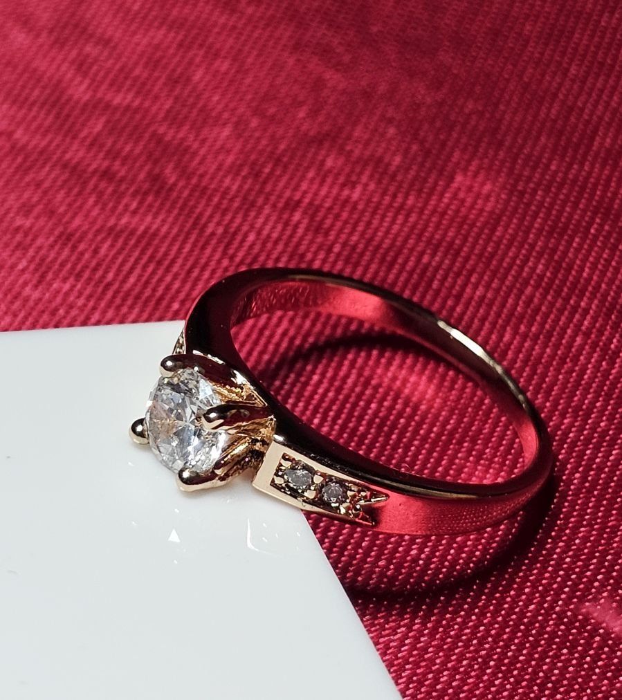 Anelli: Eleganter vergoldeter Ring mit weissem Stein Gr. 8 – Nuovo (secondo la descrizione) da Grenchen venduto da dar_6d52 1