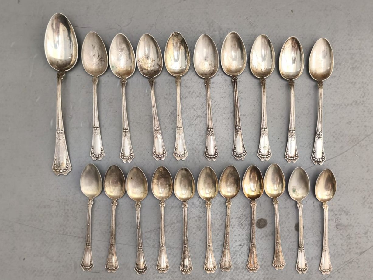 Cucchiai: Lot de 21 cuillères en argent – Usato da Martigny venduto da JeanmarcVS