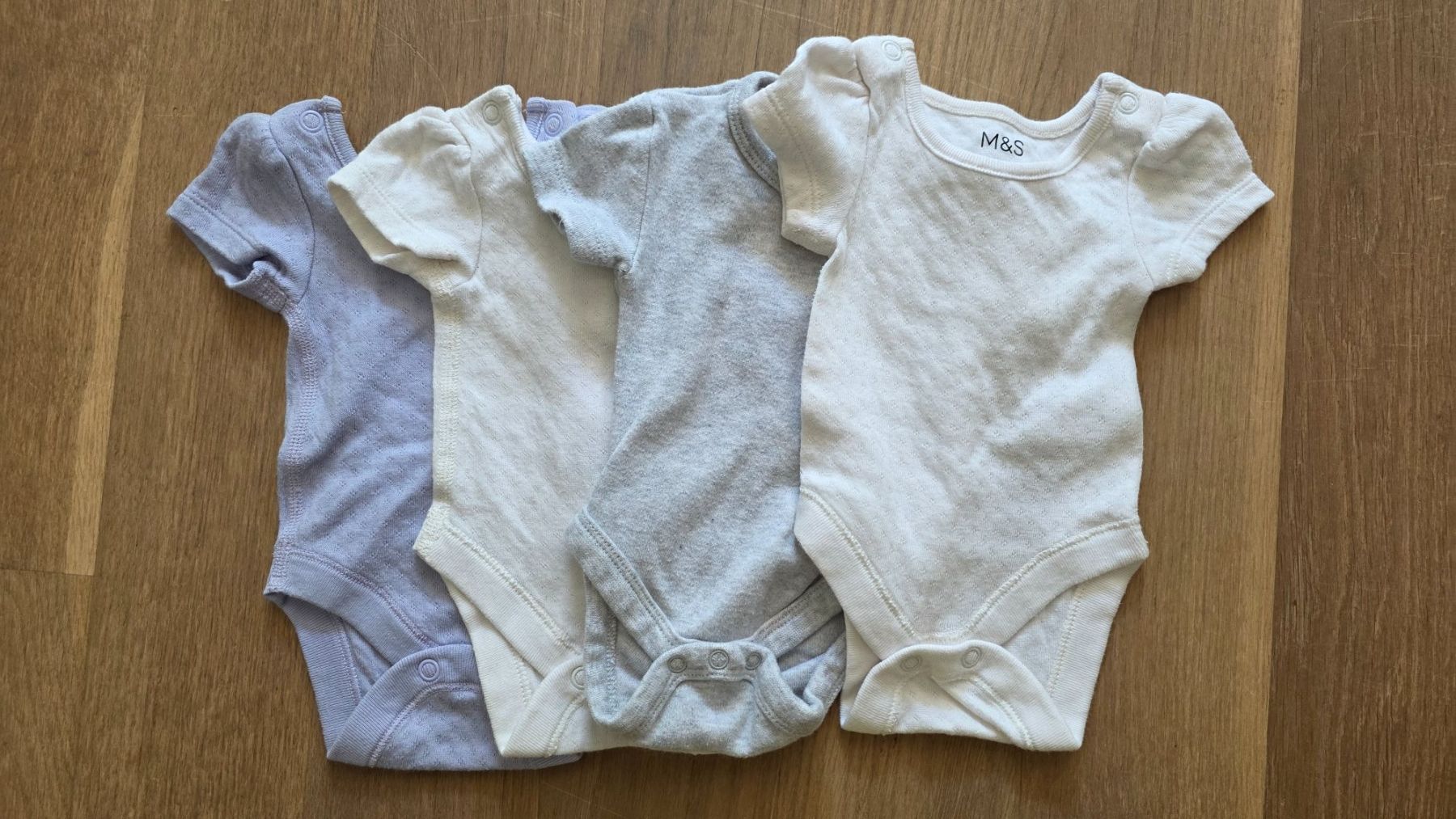 Lotti & Set di vestiti: 4 Kurzarmbodies Gr. 56 – Usato da Wabern venduto da jsterls