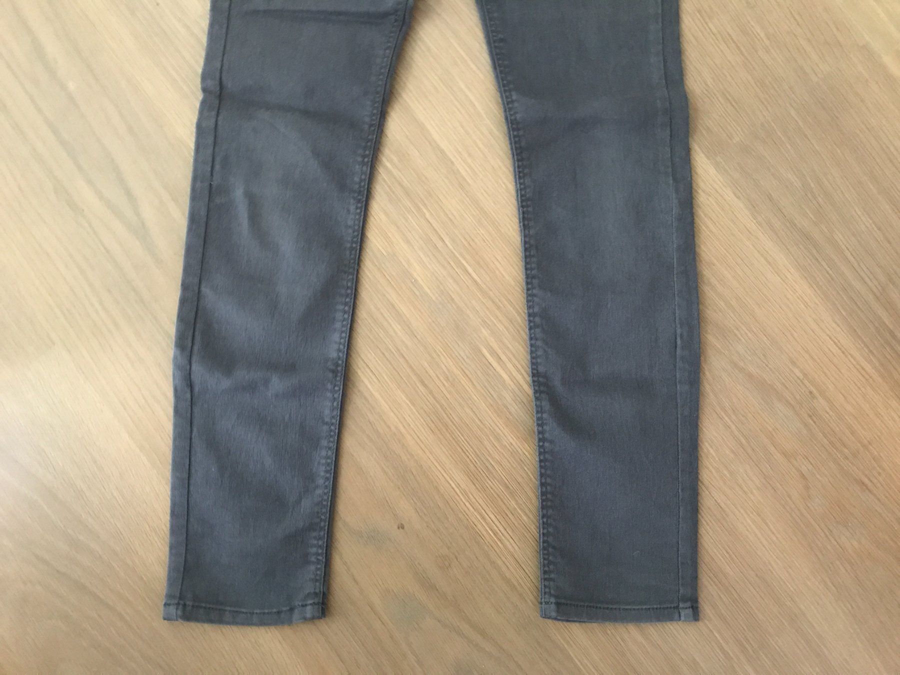 H&M Pantaloni: Jeans dunkelgrau in Grösse 152 – Usato da Rüschlikon venduto da user999 2