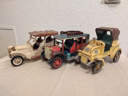3 Holzautos Oldtimer Modellfahrzeuge im Set guter Zustand