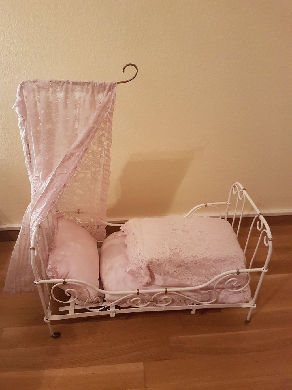 Puppen: Porzellan Puppe mit Bett – Gebraucht aus Schliern b. Köniz von elloco83 3