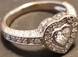 Damenring Herzform mit 65 Diamanten neuwertiger Zustand mit