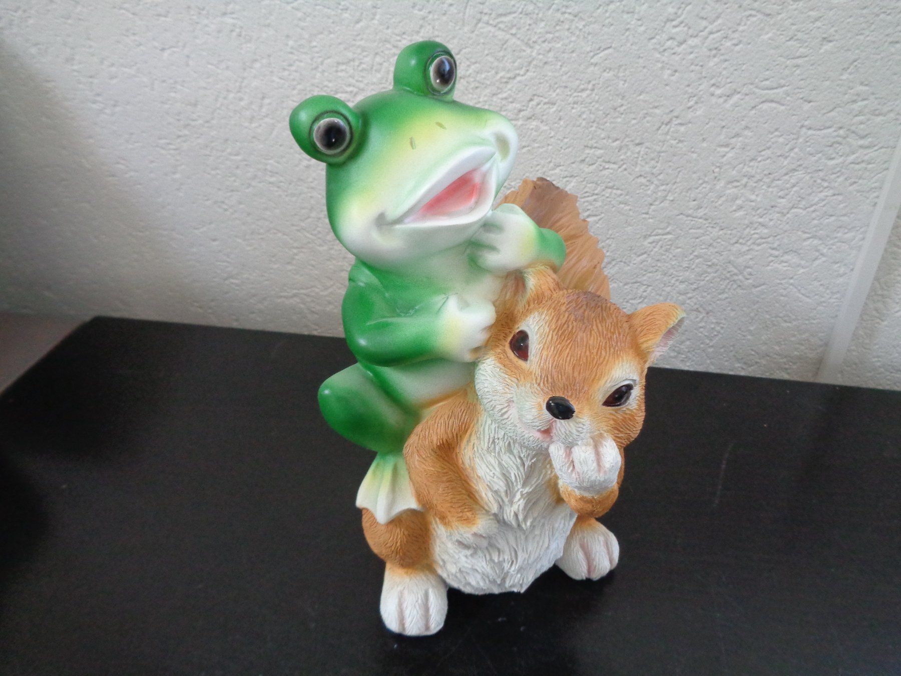 Statuette: Frosch / Eichhörnchen (23 cm) – Nuovo e nell'imballaggio originale da Langenbruck venduto da Gumsi 2