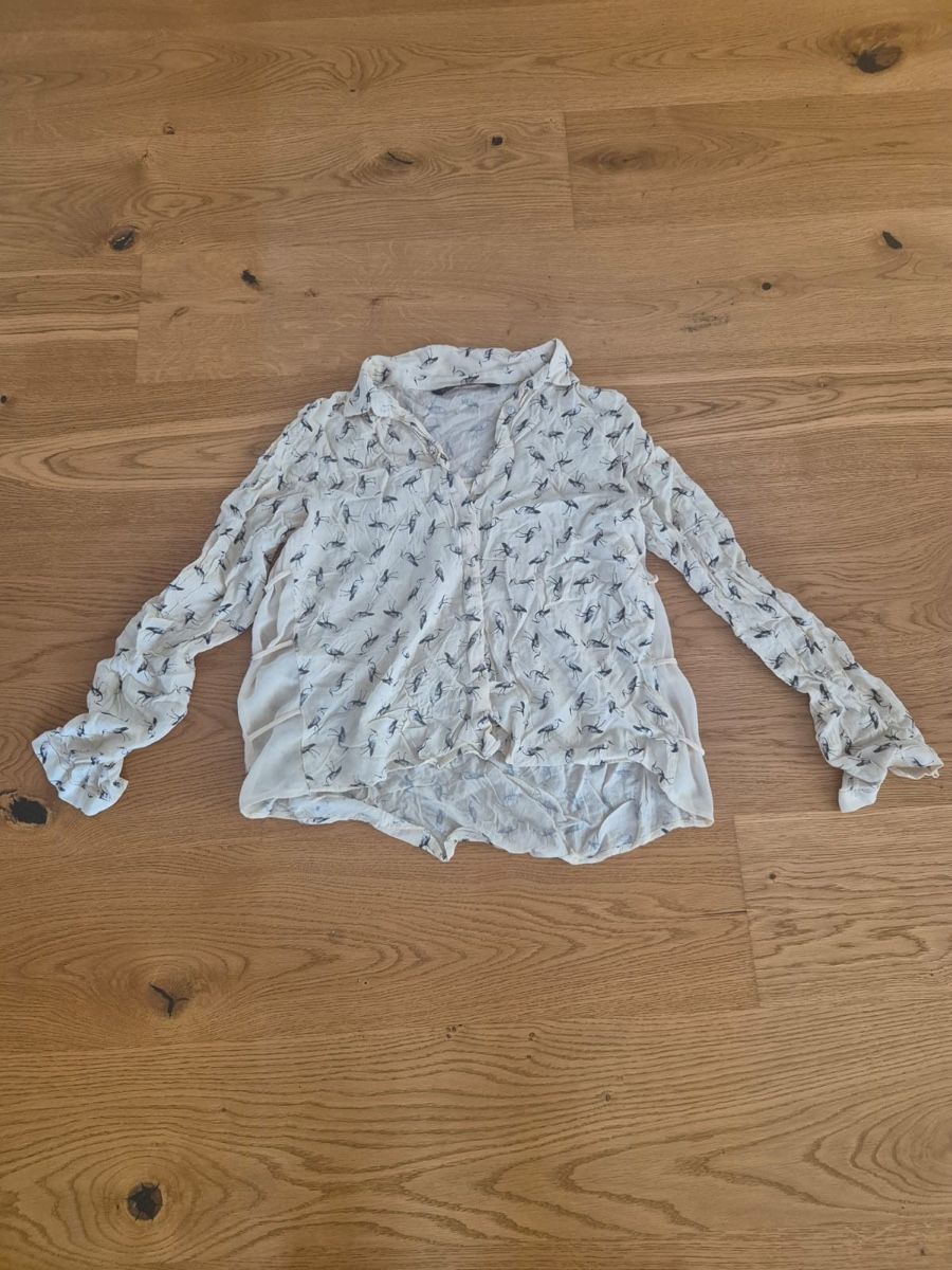 Zara Camicette: Weisse Bluse mit Schwalbenmuster, Gr. XS – Usato da Zofingen venduto da kat_gbm9