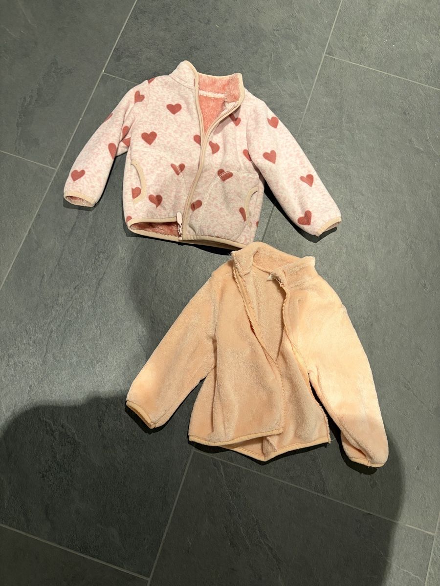 Vestes & Manteaux: Fleece Mädchen Gr. 80/90 – D'occasion à Frauenkappelen par SSCN01