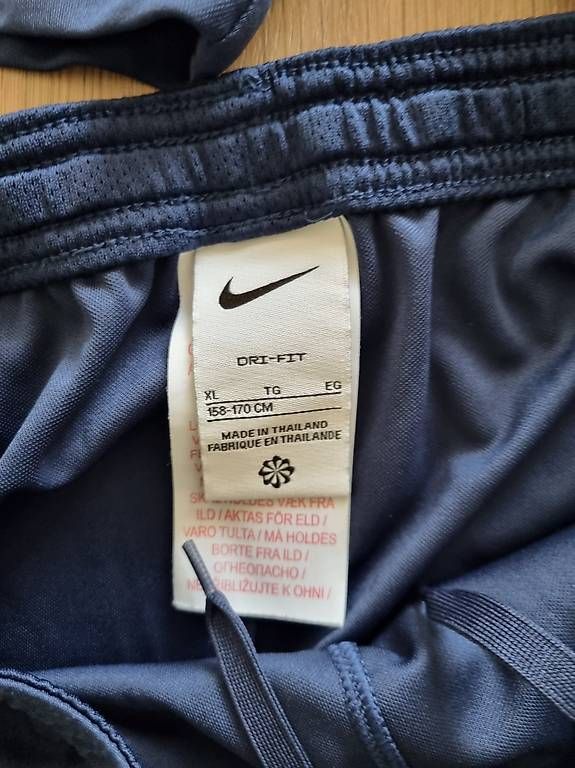Nike Pantaloni: Nike Performance DRI FIT Gr. 158- 170, 2Paar. Blau – Usato da jona venduto da nixli123 2
