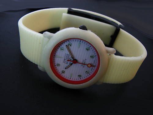 Orologi di tendenza: Neon Quartzuhr mit leuchtendem Gummiband – Nuovo e nell'imballaggio originale da Basel venduto da Uhren-Basel 1