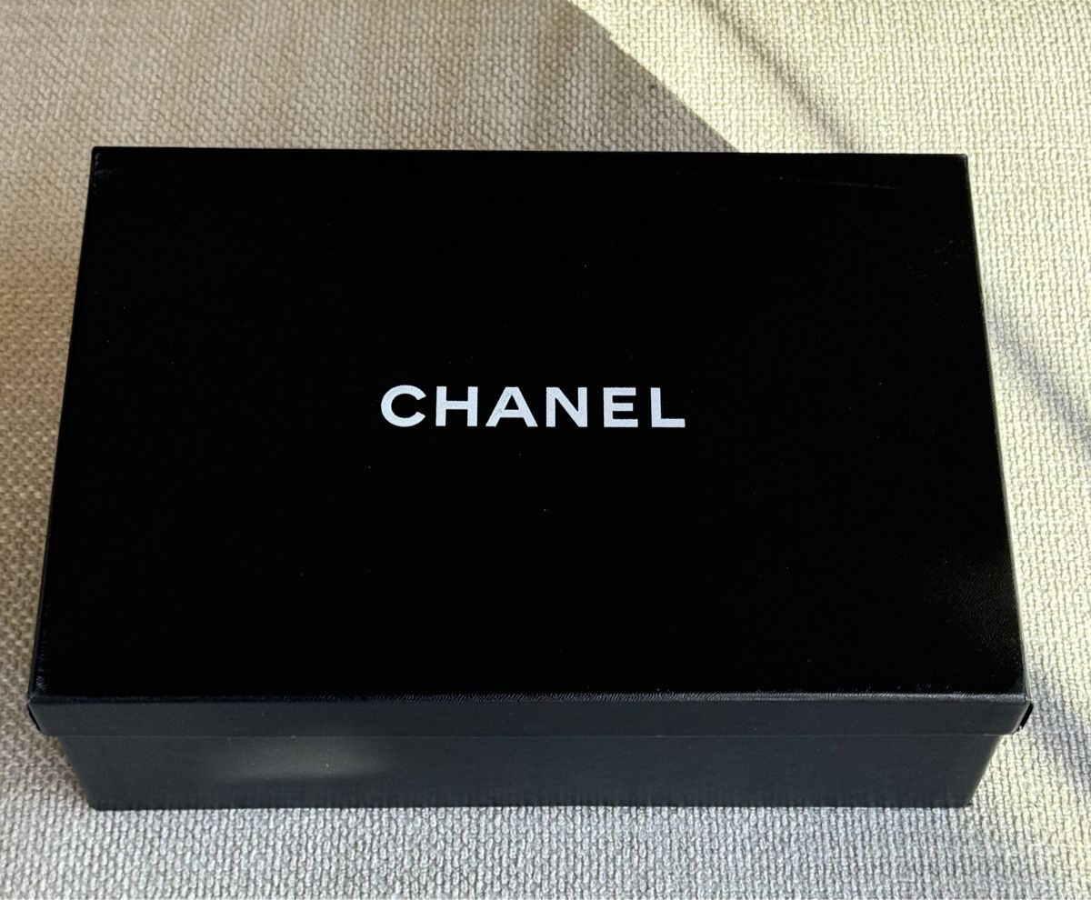 Chanel Scarpe da donna: Escarpins Chanel satin noir logo strass – Usato da Villars-sur-Glâne venduto da Sunshine-8 8