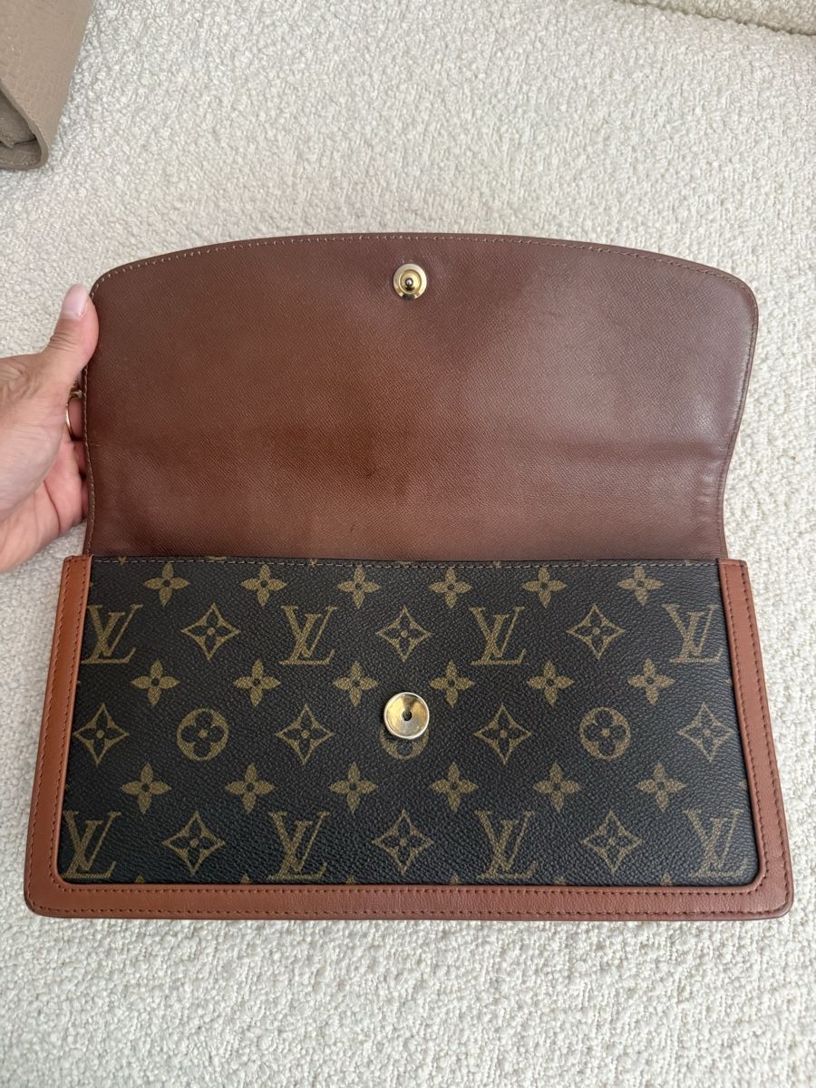 Louis Vuitton Borse da donna: LV Clutch Monogram Canvas Brown Leather Trim - Chic Accessor – Usato da Zürich venduto da dmedina147 1