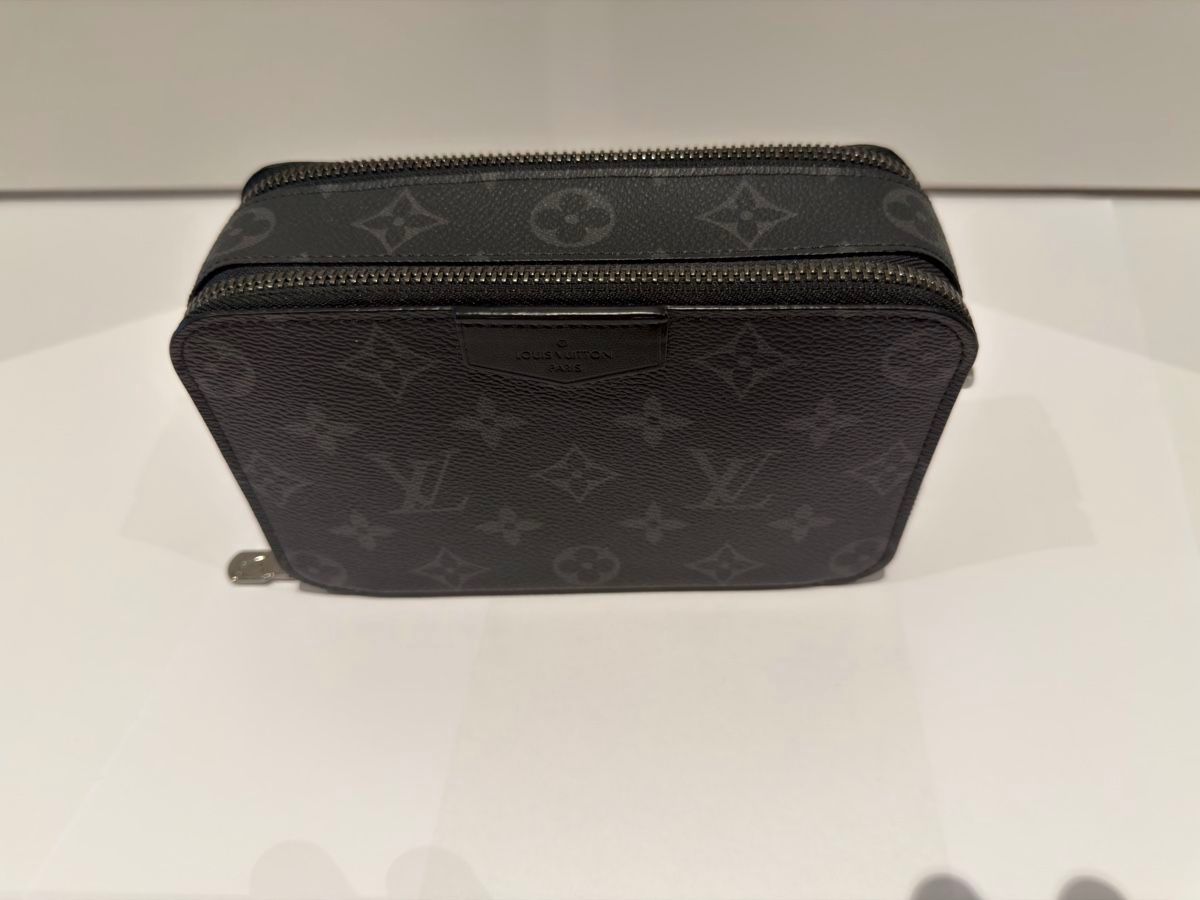 Louis Vuitton Portefeuilles: Louis Vuitton, Alpha Wearable Wallet NM (Eclipse Monogram) – Neuf (Voir description) à Richterswil par jam_rwv8 4