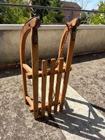 Klassischer Holzschlitten mit Metallkufen & Zugseil