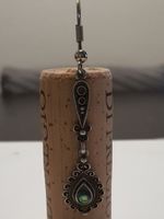 Ein Silber-Ohrhänger mit Perlmutt