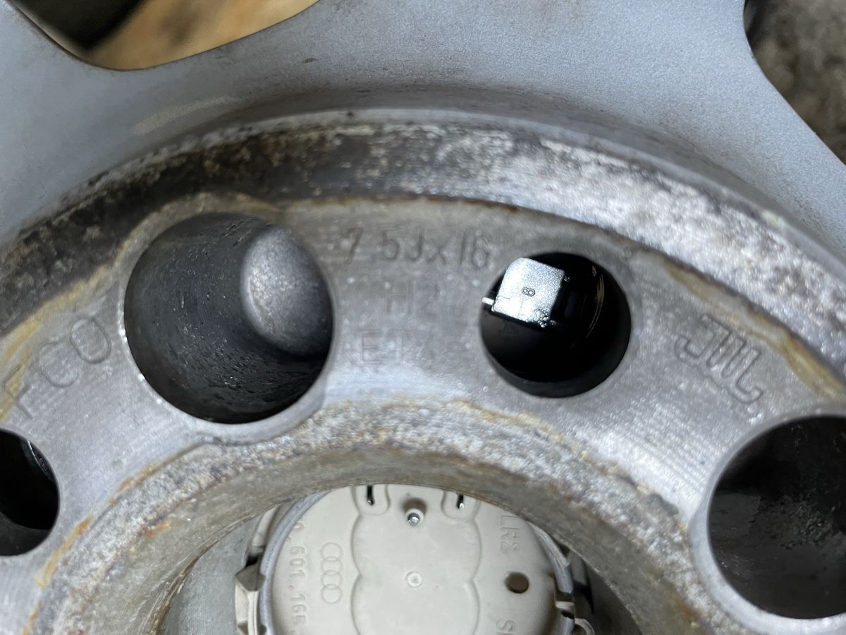 Pneus & Kompletträder: Audi A4 Räder 16 Zoll Sommerräder – Gebraucht aus Thun von ZS7 7