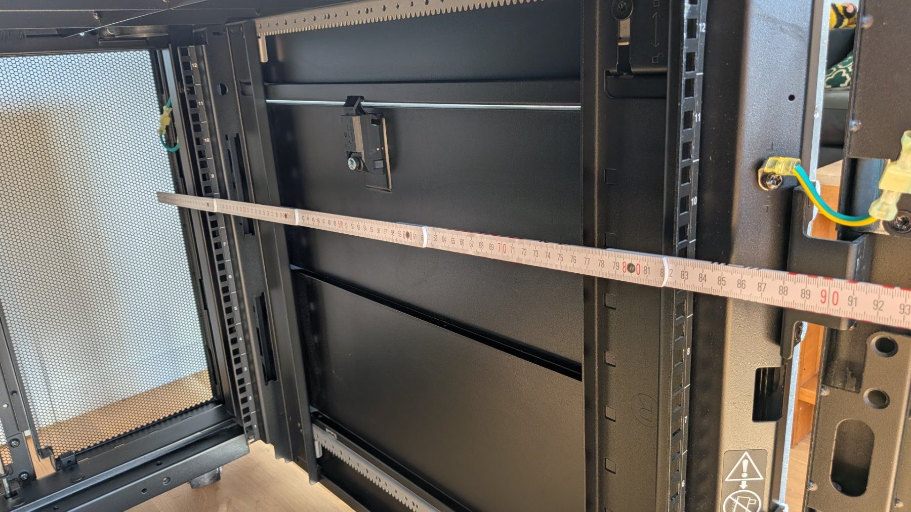 Apc Racks & Supports: APC NetShelter SX AR3003 12HE Serverschrank / Netzwerkschran – D'occasion à Bonstetten par introwertyk 4