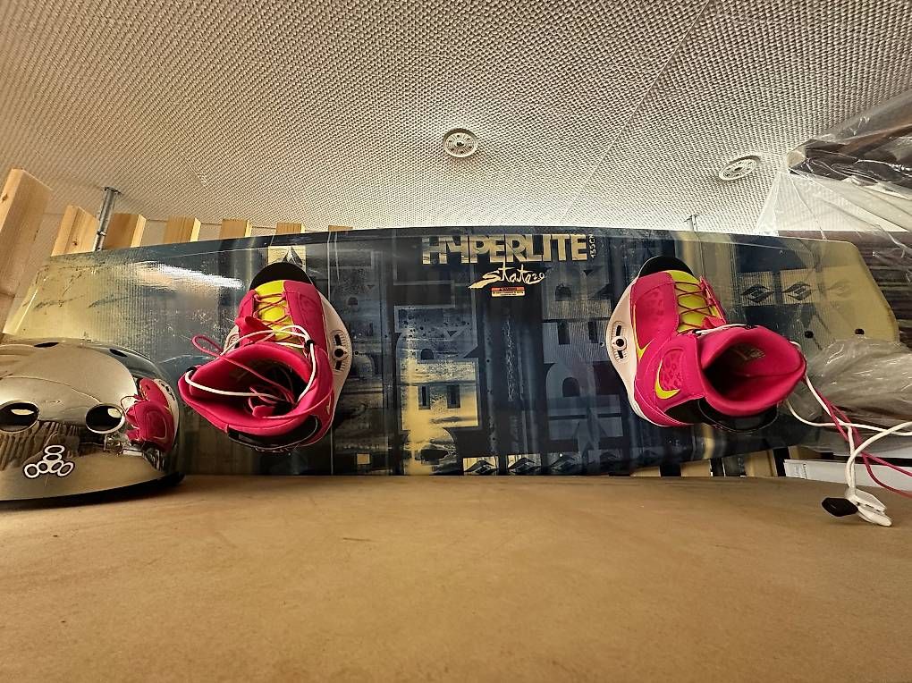 Hyperlite Surfboards & Schwimmbrette: Wakeboard Hyperlite State 2.0, 135cm inkl. Bindung und Helm – Gebraucht aus Zürich von sim_whg8