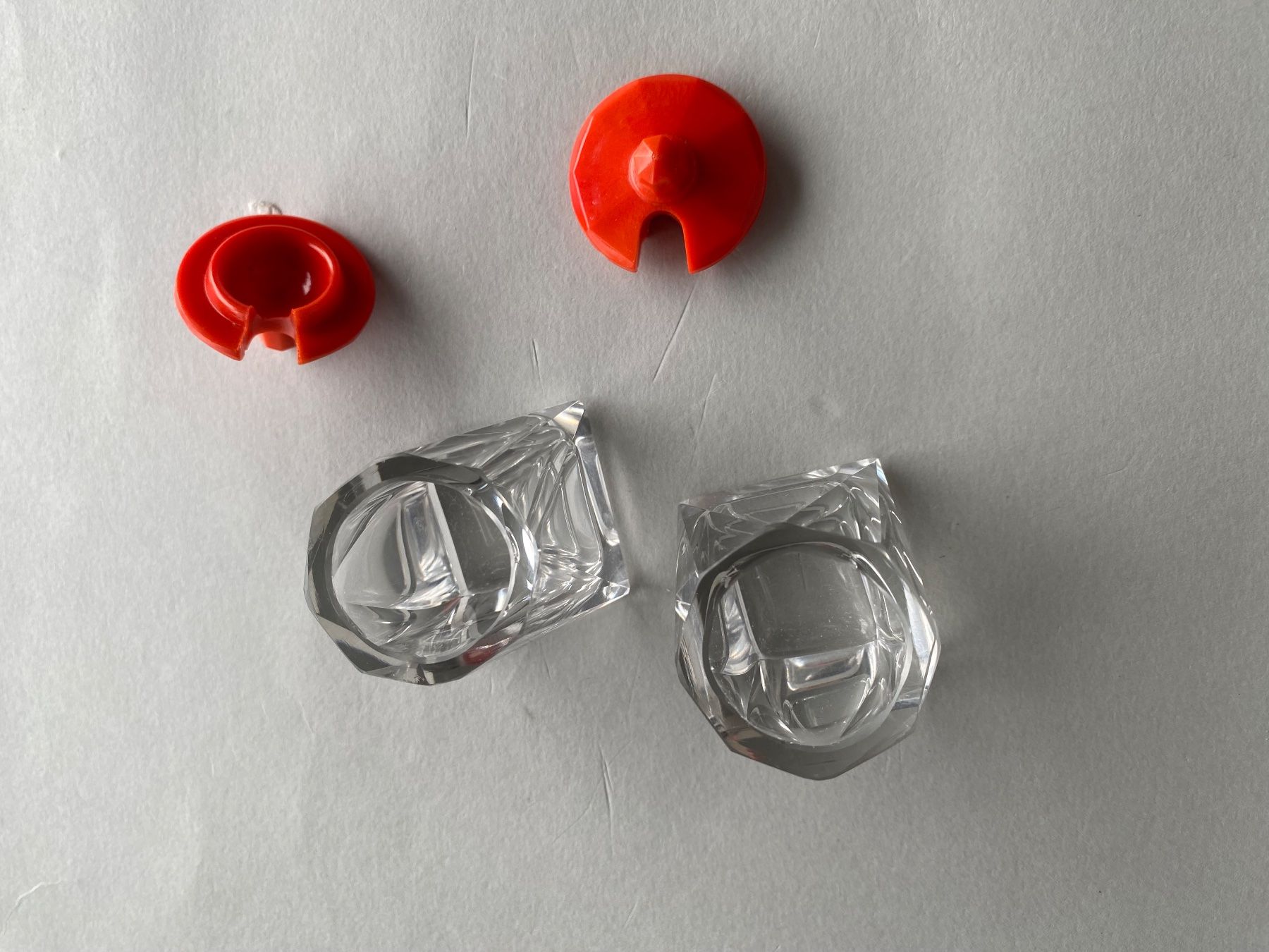 Flacons: Zwei ART DECO Salt & Pepper Flacons mit Bakelit Deckel – Gebraucht aus Zürich von lesgarcons 3
