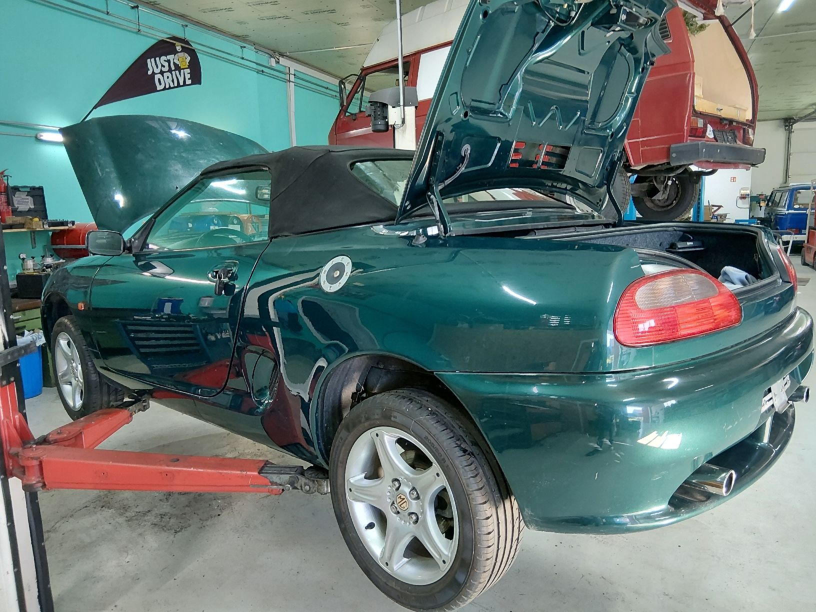 MG Autos: MG F mit Motorschaden – Défectueux à Hugelshofen par OldtimerBiefer8565 2