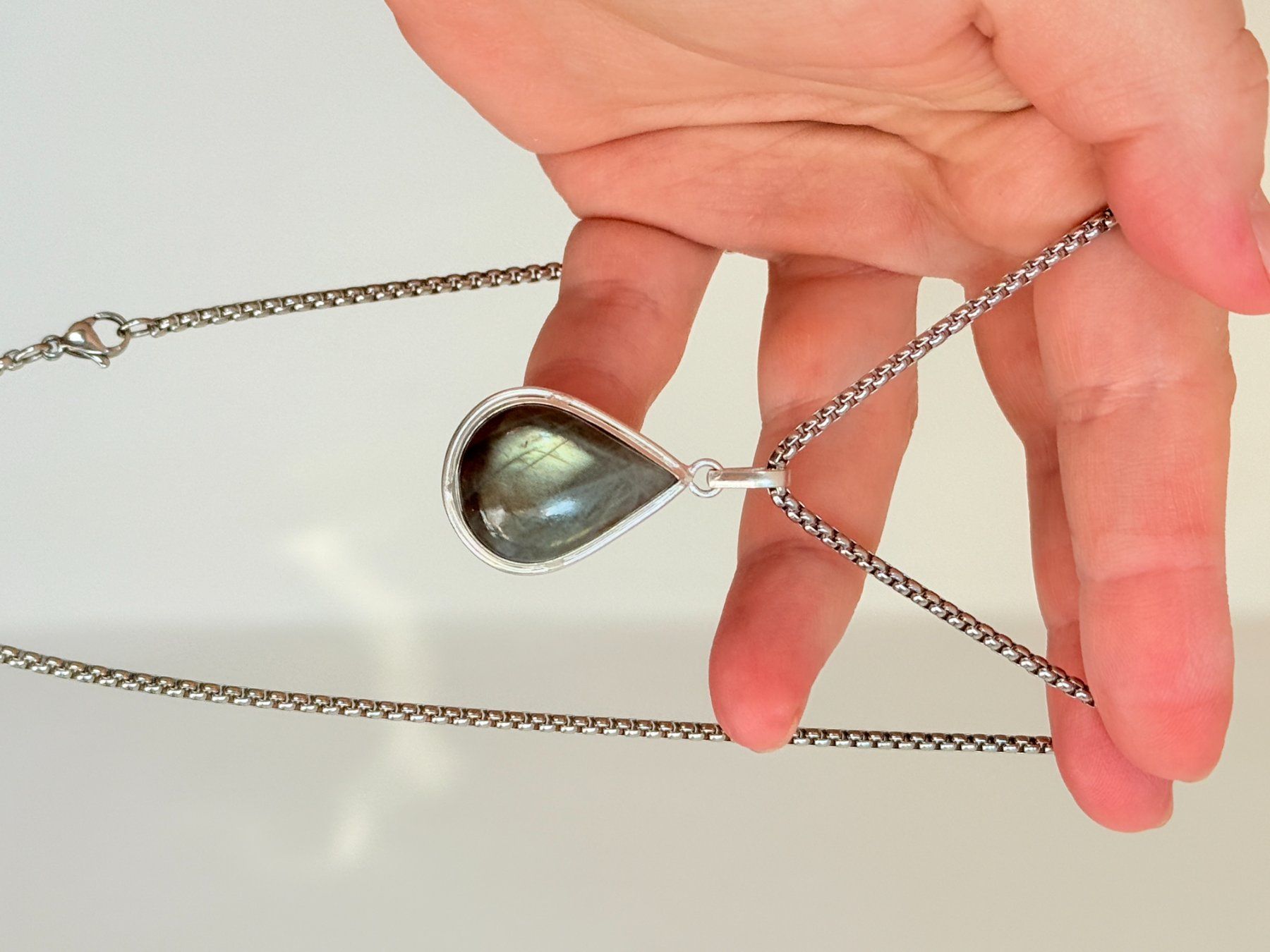 Ketten: Collier avec Pendentif Pierre de Lune, Élégant! – Neu und originalverpackt aus Genève von AGBERG 3