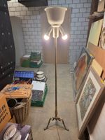 alte funktionierende Stehlampe ohne Lampenschirm