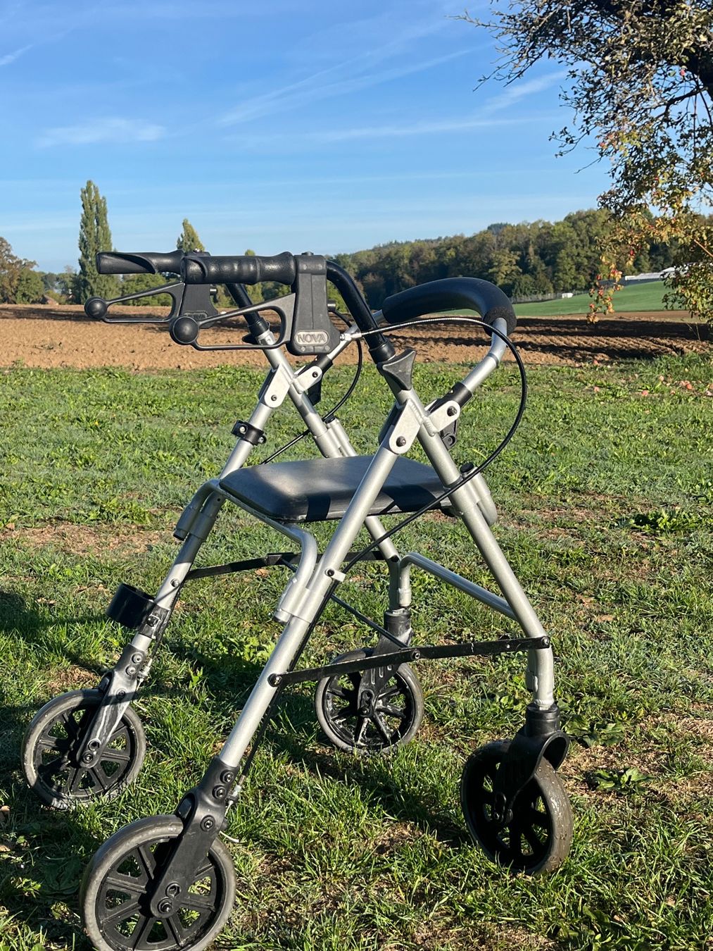Aides à la marche: Rollator leichtmodell Alu – D'occasion à Allmendingen b. BE par juair 4