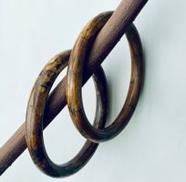 2 Armreifen im "Safari"-Stil, Horn