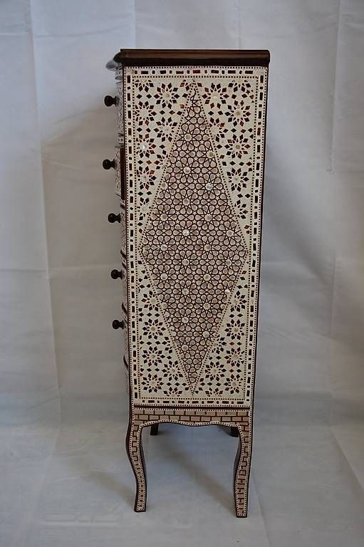 Cassettiere: Meuble commode nacrée  de style Louis XV. – Usato da geneve venduto da louisart 3