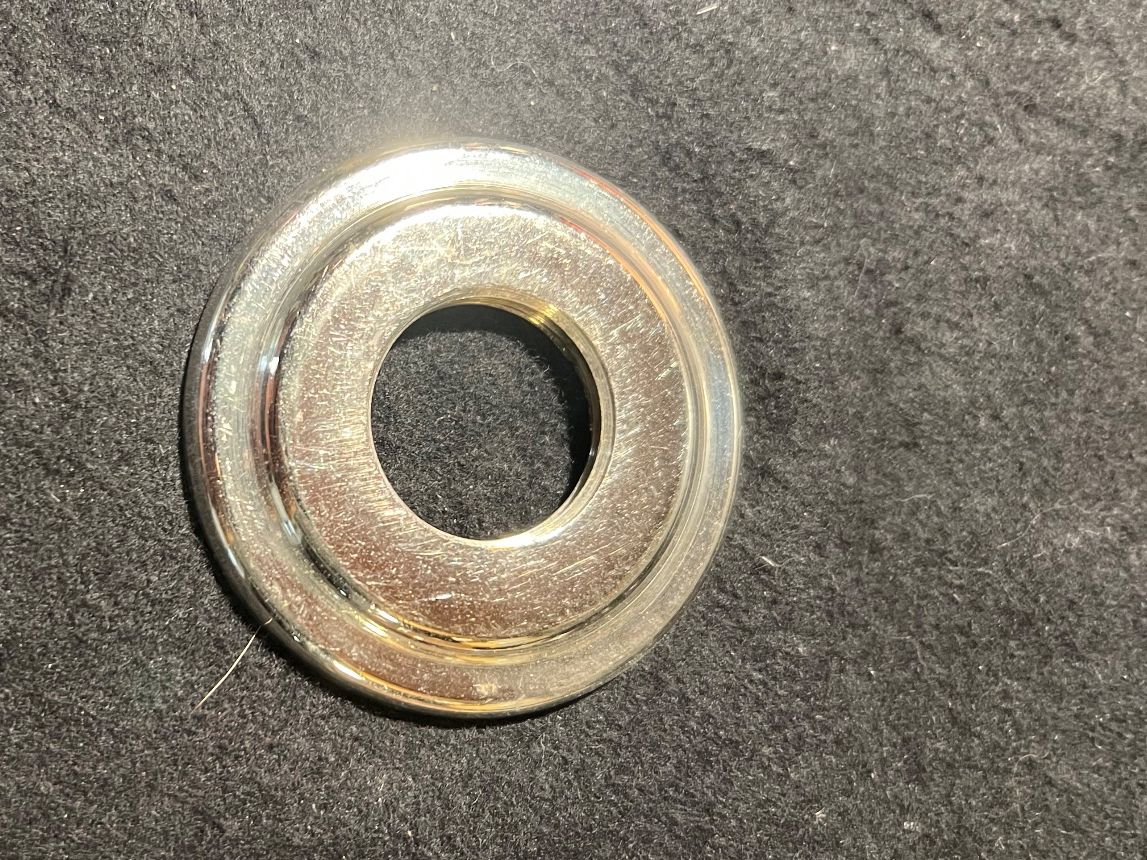 Ringe: Messing Ring mit Aussendurchmesser 6.5 cm und 3/4“ Gewinde – Gebraucht aus Niederrohrdorf von ledergerber