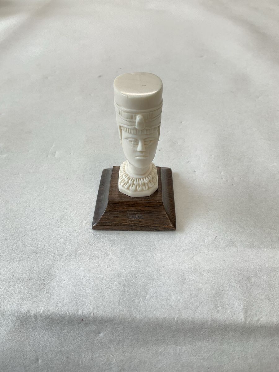 Figurines: Ancienne statuette buste sculpté  – D'occasion à Malleray par Robot12