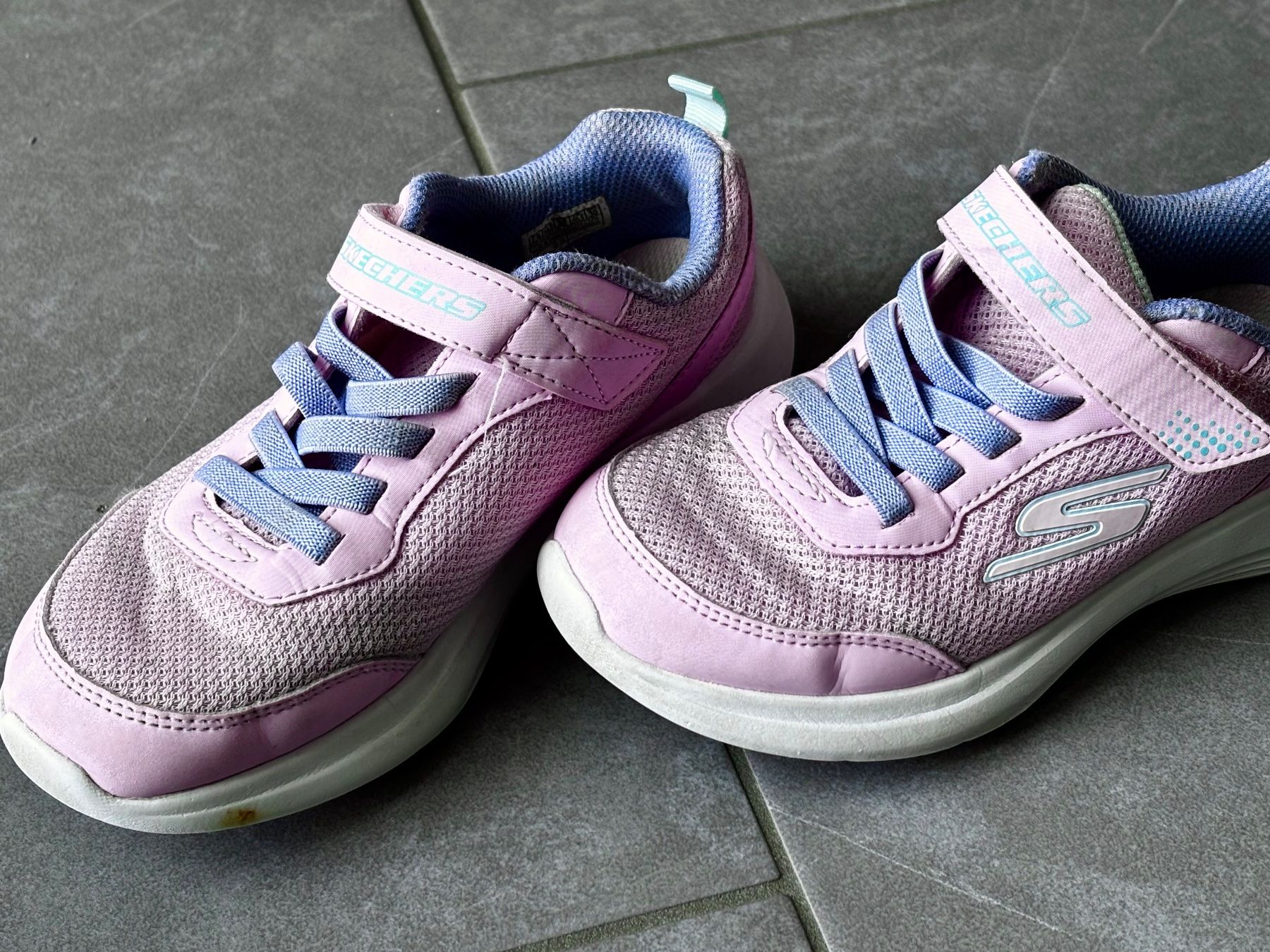 Skechers Schuhe für Mädchen: Turnschuhe Skechers 33 – Gebraucht aus Herzogenbuchsee von MoLa85