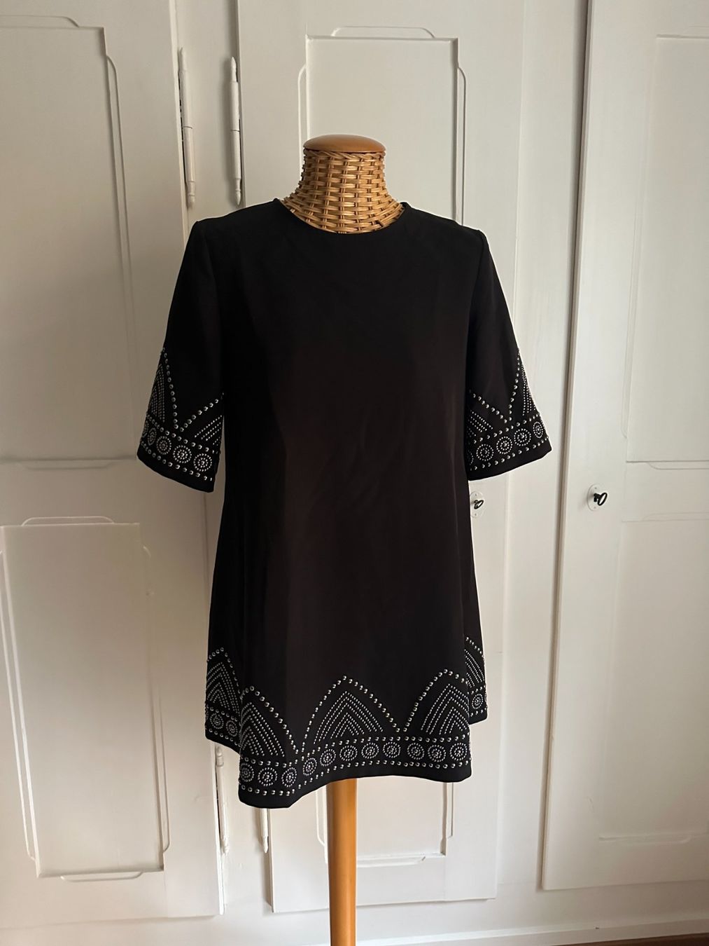 Vestiti: VICOLO - Kleid schwarz mit Nieten S – Usato da Zürich venduto da Diazaio