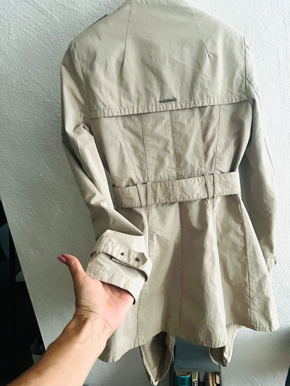 Guess Cappotti: Damen Trenchcoat Guess beige Grösse S – Usato da Bern venduto da kaeffy 6